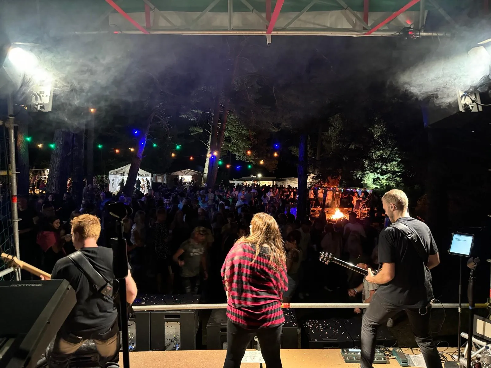 Bühnenblick auf die volle Fläche beim 3 Tages Fest